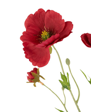 De Kunst Klaproos Real Touch Rood 65cm heeft een levendige rode klaproosbloem met een geel hart, een knop en groene bladeren tegen een witte achtergrond.