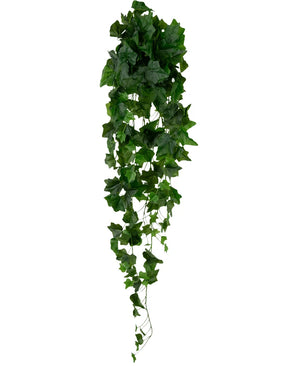 De Kunst Klimop 105 cm groen heeft levensechte kunstmatige klimopbladeren met lange, slingerende ranken, ontworpen om op een hangplant te lijken, geïsoleerd afgebeeld op een witte achtergrond.