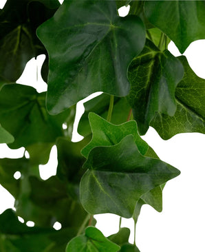 Close-up van Kunst Klimop 105 cm groen: weelderig groene kunstmatige klimopbladeren met zichtbare nerven en een licht glanzende textuur, die elkaar overlappen tegen een witte achtergrond.