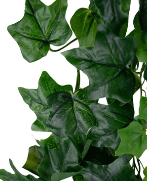 Close-up van Kunst Klimop 180 cm groen: verschillende kunstmatige groene klimopbladeren met zichtbare nerven en realistische textuur, tegen een witte achtergrond.
