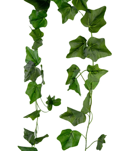 De Kunst Klimop Slinger 180 cm groen heeft hartvormige kunstmatige groene klimopbladeren op dunne, krullende stelen, hangend tegen een witte achtergrond.