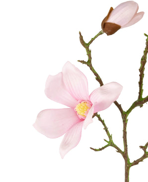 Een Kunst Magnolia Real Touch Roze 72cm tak met een bloeiende lichtroze bloem en een gesloten roze knop tegen een witte achtergrond.