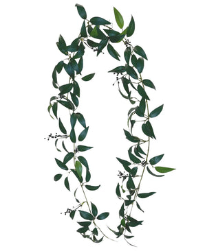 De Kunst Smilax Slinger 180cm is een decoratieve slinger met groene bladeren en kleine donkere bessen, gerangschikt in een ovale vorm op een witte achtergrond.