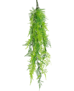 De Kunst hangplant Asparagus UV 80 cm is een kunstvaren met vederlichte groene bladeren die naar beneden vallen, tegen een witte achtergrond.