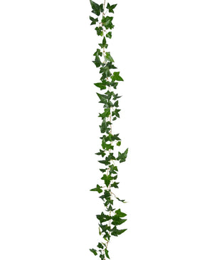 De Kunst hangplant Klimop Boston Slinger 180 cm groen heeft een enkele streng van groene klimop met puntige bladeren, verticaal hangend tegen een effen witte achtergrond.