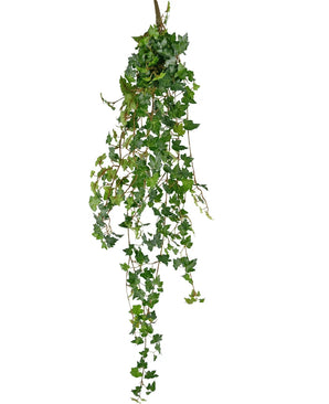 De Kunst hangplant Klimop deluxe 120 cm groen heeft dichte, puntige groene klimopbladeren en slingerende wijnranken tegen een effen witte achtergrond.