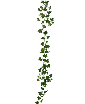 De Kunst hangplant Klimop slinger deluxe 180 cm groen is een enkele, lange kunstliaan met groene, meerlobbige bladeren verspreid over de lengte, die verticaal uitsteekt tegen een witte achtergrond.