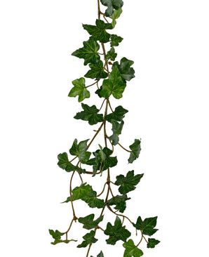 De Kunst hangplant Klimop slinger deluxe 180 cm groen heeft een realistische hangende streng van groene klimop met meerdere puntige bladeren aan een dunne liaan, mooi geïsoleerd op een witte achtergrond.