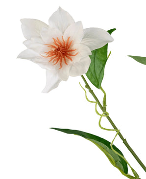 De Kunstclematis Real Touch Wit 88cm heeft een enkele witte bloem met oranje meeldraden en groene bladeren op een dunne steel, geïsoleerd op een witte achtergrond.
