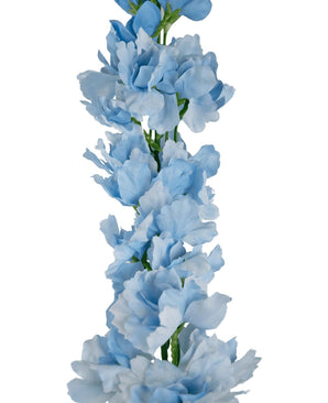 De Kunstdelphinium Real Touch Blauw 90cm is een verticale guirlande van zachte, lichtblauwe kunstbloemen met ruches op een groene steel, tegen een witte achtergrond.