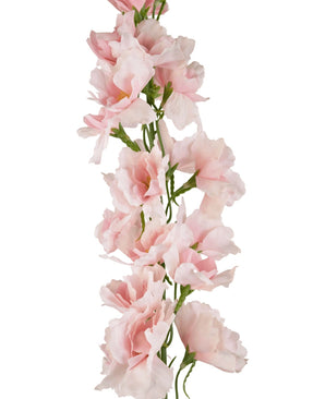 Een close-up van de Kunstdelphinium Real Touch Roze 90cm kunstbloemslinger, met meerdere zachtroze bloesems en groene stelen, tegen een witte achtergrond.