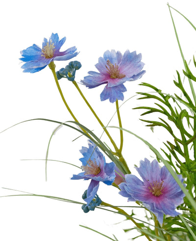 Kunstgras paarse Gesang Bloem uiengraspot van 90cm met delicate paarse en blauwe bloemen met gele harten en slanke groene stelen, omringd door fijne groene bladeren. Brandvertragend, ideaal tegen een witte achtergrond.