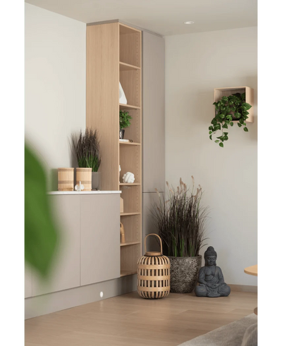 A minimalist interior with light wooden planks, decorative baskets, potted plants and the Artificial Grass Caterpillar Onion Grass Bonsai 100 cm (fire retardant) creates a calm, serene atmosphere. Neutral tones and soft lighting enhance the peaceful atmosphere.