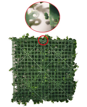 Vier Kunsthaag Savanne brandvertragende 100x100 cm groene kunststof panelen met kunstbladeren zijn met elkaar verbonden, afgebeeld met een close-up inzet van het in elkaar grijpmechanisme waarmee de panelen aan elkaar zijn bevestigd.