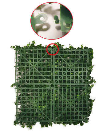 Vier in elkaar grijpende Kunsthaag matmix 50x50 cm UV brandvertragende panelen met kunstbladeren worden van bovenaf getoond. Een rode cirkel en een close-up inzet benadrukken het verbindingsmechanisme tussen de groene panelen.