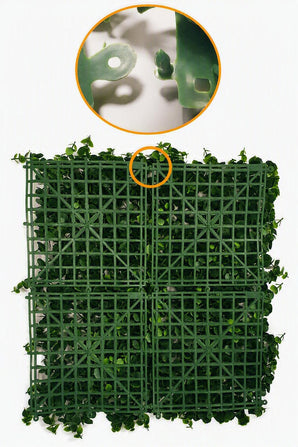 Kunsthaag Buxus blauw 50x50 cm: UV-paneel met kunstmatig buxusblad dat op een groen kunststof rooster is aangebracht. Een cirkelvormige inleg aan de bovenkant toont een close-up van het vergrendelingsmechanisme waarmee meerdere panelen aan elkaar kunnen worden gekoppeld.