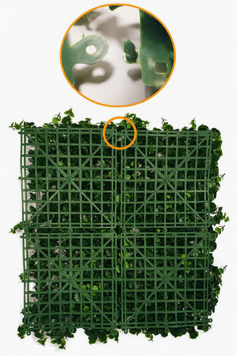 Kunsthaag Buxus blauw 50x50 cm: UV-paneel met kunstmatig buxusblad dat op een groen kunststof rooster is aangebracht. Een cirkelvormige inleg aan de bovenkant toont een close-up van het vergrendelingsmechanisme waarmee meerdere panelen aan elkaar kunnen worden gekoppeld.