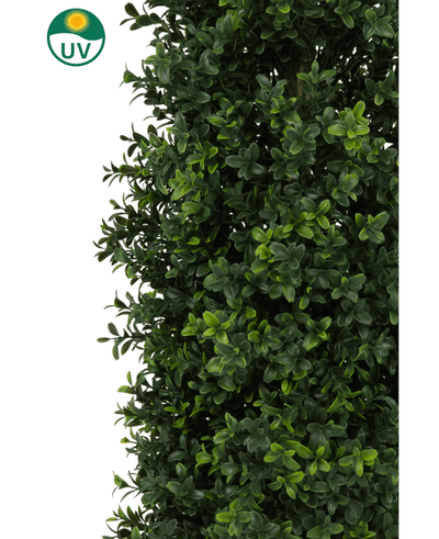 Een close-up van weelderig groen Kunstplant Buxus Pyramide UV 90 cm blad met glanzende bladeren. Een zon- en UV-icoon in de hoek benadrukt de UV-bescherming voor gebruik als tuinplant voor buiten of binnen.