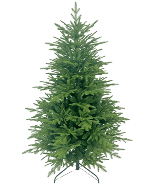 De Kunstkerstboom "Åsmund" PE/PVC is een volle, groene kunstkerstboom met dichte takken, rechtopstaand op een metalen standaard tegen een effen witte achtergrond.