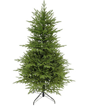 De Kunstkerstboom "Sigrid" 100% PE is een volle, groene kunstkerstboom met dichte PE takken die echt aanvoelen. De boom staat rechtop op een zwarte metalen standaard tegen een effen witte achtergrond.