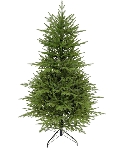 De Kunstkerstboom "Sigrid" 100% PE is een volle, groene kunstkerstboom met dichte PE takken die echt aanvoelen. De boom staat rechtop op een zwarte metalen standaard tegen een effen witte achtergrond.