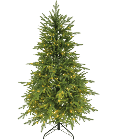 De "Sigrid" kunstkerstboom (100% PE) met slimme LED-lampjes in warm wit staat op een metalen standaard tegen een effen witte achtergrond.