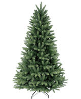 De Kunstkerstboom "Weideman" PE/PVC staat vol en groen op een metalen standaard tegen een effen witte achtergrond, klaar om je favoriete kerstversiering op te zetten.