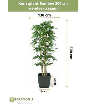 Kunstplant Bamboe 300 cm brandvertragend in een zwarte pot (300 cm hoog, 130 cm breed; pot: 24 cm breed, 18 cm hoog). Tekst en meetpijlen geven duidelijk de afmetingen van deze stijlvolle kunstplant aan.