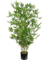 De Kunstplant Bamboe Deluxe 120 cm is een hoge kunstbamboe met meerdere slanke stengels en dunne groene bladeren, gepresenteerd in een eenvoudige zwarte pot tegen een effen witte achtergrond.