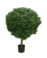 De Kunstplant Buxus op stam romeinse stijl UV, 95 cm hoog, heeft een dicht, rond groen topiary gebladerte en een enkele bruine stam, perfect voor binnen of buiten. Tegen een witte achtergrond.