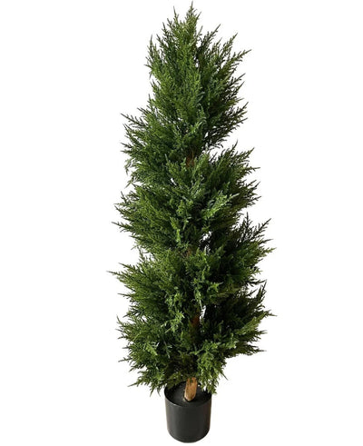 De Kunstplant Conifeer UV 120cm is een groenblijvende conifeer in pot met dicht, donkergroen blad en een rechte stam, tegen een witte achtergrond.
