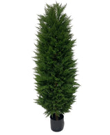 De Kunstplant Conifeer UV 180cm is een hoge, smalle kunstconifeer met dicht groen gebladerte, gepresenteerd in een zwarte plastic pot en geïsoleerd op een witte achtergrond.