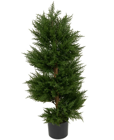 De Kunstplant Conifeer UV 90cm is een hoge groene kunstdennenboom met dicht gebladerte in een eenvoudige zwarte pot, tegen een effen witte achtergrond.
