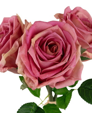 De Kunstrozenboeket Real Touch Oudroze 30cm heeft drie delicate roze kunstrozen met licht gekrulde bloemblaadjes en groene blaadjes aan de stelen, prachtig gerangschikt tegen een witte achtergrond.
