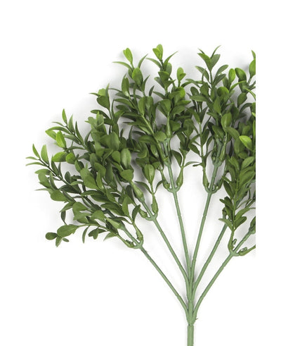 De Kunsttak Buxus 47 cm UV brandvertragend is een levensechte kunstbladerstengel met meerdere takken, gemaakt van hoogwaardige kunststof, uitgewaaierd tegen een effen witte achtergrond.