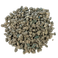 Een losse stapel kleine, onregelmatige grijze en groenige Vulkanische steentjes uit een 10 Liter zak op een witte achtergrond.