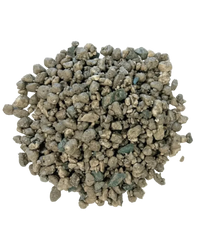 Een losse stapel kleine, onregelmatige grijze en groenige Vulkanische steentjes uit een 10 Liter zak op een witte achtergrond.