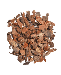 Een stapel Vulmateriaal Boomschors-Houtschors 15L, bestaande uit gedroogde bruine boomschorssnippers, is in een cirkelvorm gerangschikt op een witte achtergrond.