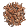 Een stapel Vulmateriaal Boomschors-Houtschors 15L, bestaande uit gedroogde bruine boomschorssnippers, is in een cirkelvorm gerangschikt op een witte achtergrond.