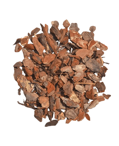 Een stapel Vulmateriaal Boomschors-Houtschors 15L, bestaande uit gedroogde bruine boomschorssnippers, is in een cirkelvorm gerangschikt op een witte achtergrond.