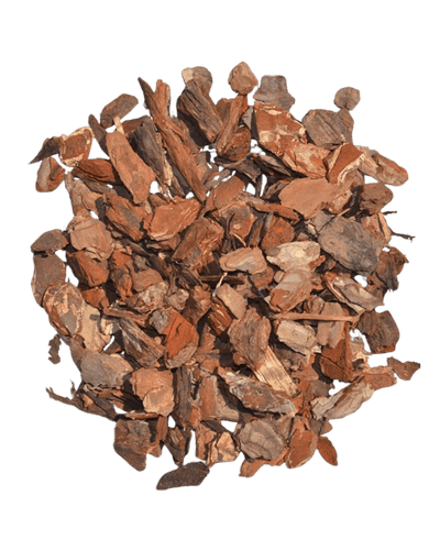 Een stapel Vulmateriaal Boomschors-Houtschors 15L middelgrote bruine schorssnippers verspreid op een witte achtergrond.