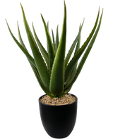 Een close-up van de Kunstplant Aloë Vera 45 cm toont dikke, groene, stekelige bladeren in een zwarte pot gevuld met kleine lichtbruine kiezels.