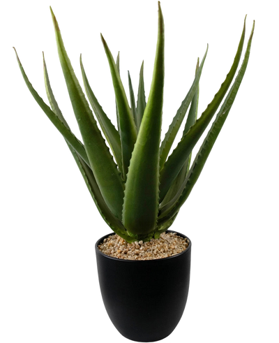 Een close-up van de Kunstplant Aloë Vera 45 cm toont dikke, groene, stekelige bladeren in een zwarte pot gevuld met kleine lichtbruine kiezels.