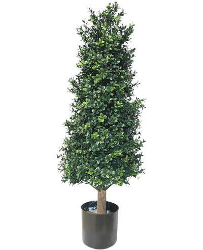 De Kunstplant Buxus Pyramide UV 90 cm heeft dicht groen blad in een conische vorm, in een zwarte pot. Met UV-bescherming is hij perfect voor tuinplanten en behoudt hij zijn schoonheid tegen een witte achtergrond.