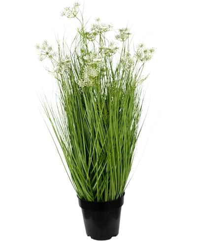 De Kunstgras wortel bloemen uiengras 90cm brandvertragend heeft lange, slanke groene bladeren en delicate witte bloemtrossen in een pot, tegen een effen witte achtergrond.