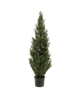 De Kunstplant Conifeer UV 120cm, een hoge, smalle kunstgroene groenblijver met dicht groen blad in een kleine zwarte plastic pot, is gecentreerd tegen een effen witte achtergrond.