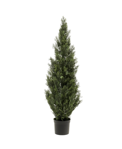 De Kunstplant Conifeer UV 120cm, een hoge, smalle kunstgroene groenblijver met dicht groen blad in een kleine zwarte plastic pot, is gecentreerd tegen een effen witte achtergrond.