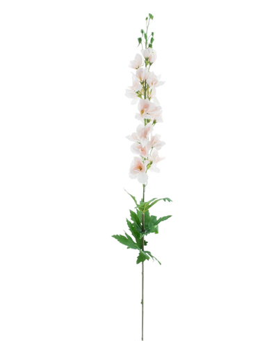 De Kunstbloem Ridderspoor Real Touch champagnepa 90 cm heeft een enkele hoge steel met lichtroze bloemen die verticaal bloeien en groene bladeren bij de basis, tegen een effen witte achtergrond.