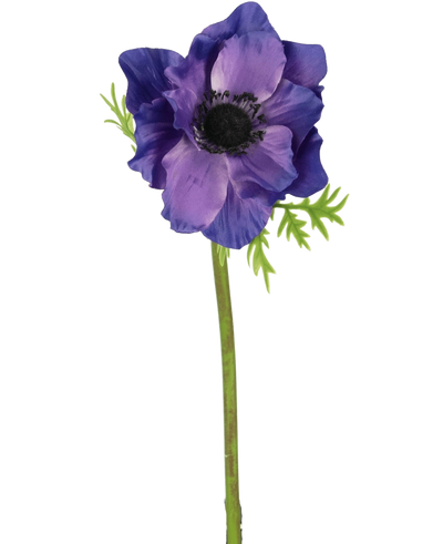 De Kunstbloem Anemone 43 cm paars heeft een donker hart, delicate groene blaadjes en een lange groene steel, die een opvallend contrast vormen tegen de effen witte achtergrond.