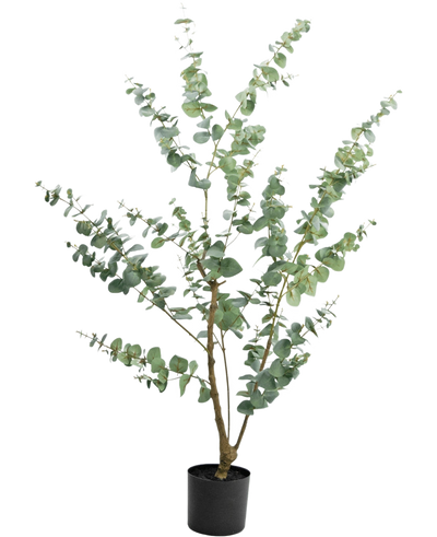 De Kunstplant Eucalyptus 150 cm is een hoge kunst eucalyptus in pot met lange, slanke takken en ronde, zilvergroene bladeren, tegen een effen witte achtergrond.